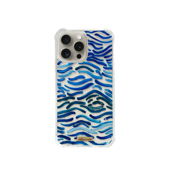 Funda para proteger iPhone, pintada a mano por Ana Tere Canales. Un diseño con líneas onduladas que evocan la danza eterna de las olas, ideal para quienes aman los detalles que invitan a soñar. Es arte portátil con alma marina.