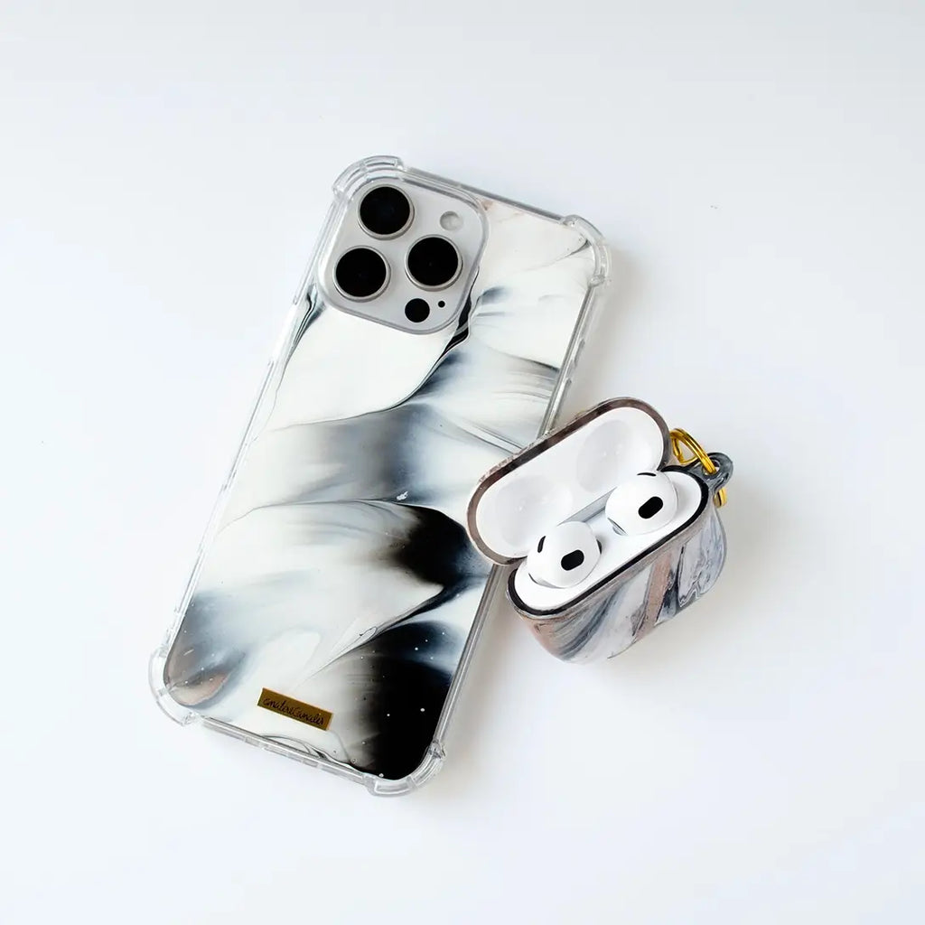 Fundas para proteger iPhone y AirPods, pintada a mano por Ana Tere Canales. Un diseño inspirado en la elegancia del mármol con colores blanco, negro y rose gold.