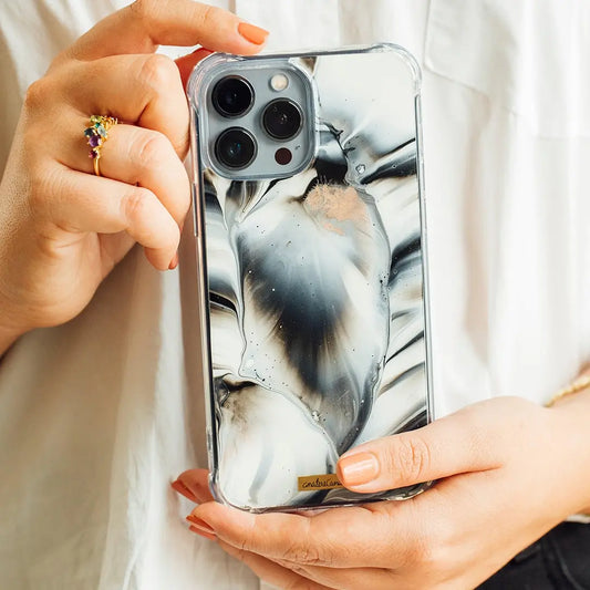 Funda para proteger iPhone, pintada a mano por Ana Tere Canales. Un diseño inspirado en la elegancia del mármol con colores blanco, negro y rose gold.