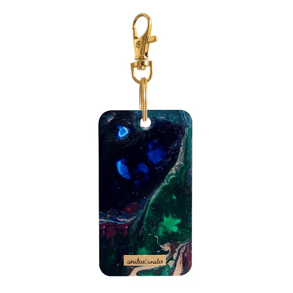 Llavero rectangular pintado a mano por Ana Tere Canales. Un diseño en colores azules, verde y dorado. Inspirado en nuestro mundo interior, conectar con nuestra esencia, escuchar a nuestro corazón.