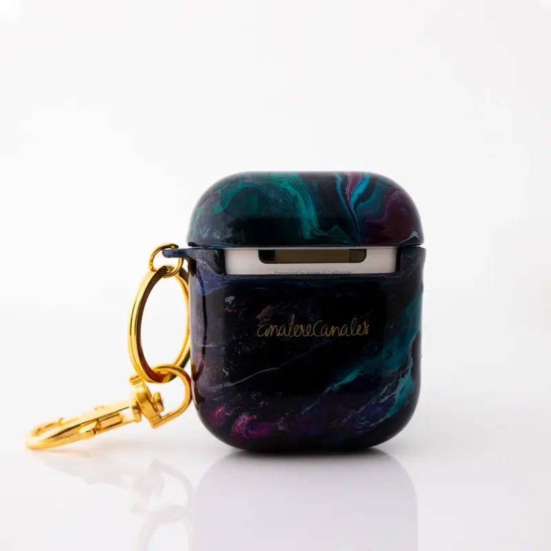 Funda para proteger AirPods, pintada a mano por Ana Tere Canales. Un diseño en colores azules, verde y dorado. Inspirado en nuestro mundo interior, conectar con nuestra esencia, escuchar a nuestro corazón.