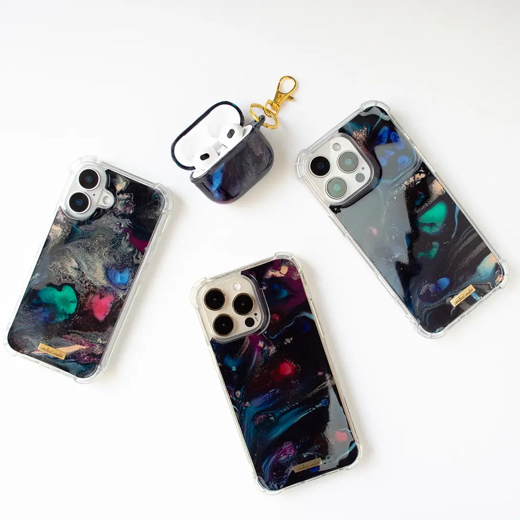 Fundas para proteger iPhone y AirPods, pintada a mano por Ana Tere Canales. Un diseño en colores azules, verde y dorado. Inspirado en nuestro mundo interior, conectar con nuestra esencia, escuchar a nuestro corazón.
