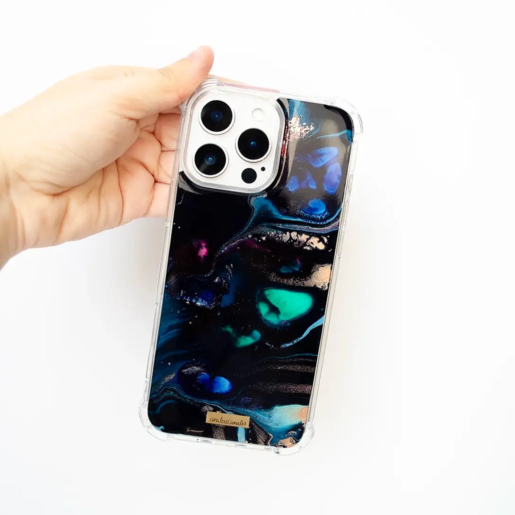 Funda para proteger iPhone, pintada a mano por Ana Tere Canales. Un diseño en colores azules, verde y dorado. Inspirado en nuestro mundo interior, conectar con nuestra esencia, escuchar a nuestro corazón.