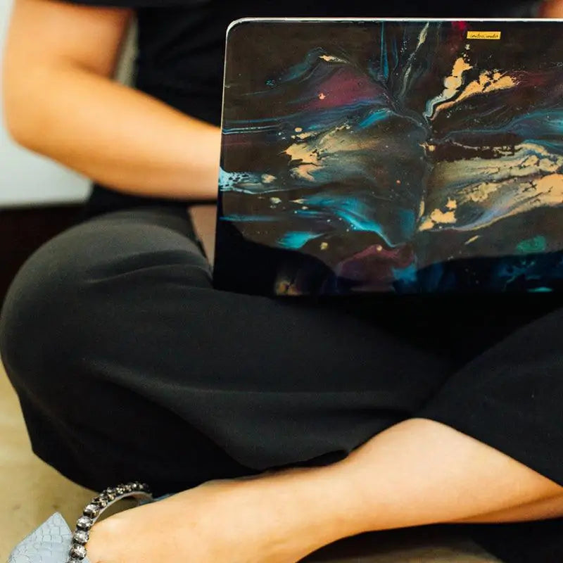 Funda para proteger tu macbook, pintada a mano por Ana Tere Canales. Un diseño en colores azules, verde y dorado. Inspirado en nuestro mundo interior, conectar con nuestra esencia, escuchar a nuestro corazón.