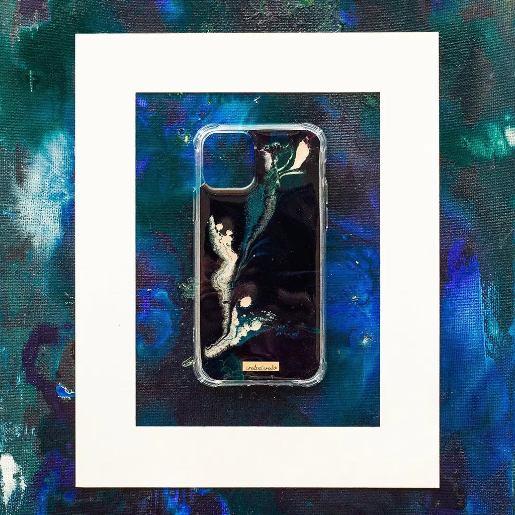 Funda para proteger iPhone, pintada a mano por Ana Tere Canales. Un diseño en colores azules, verde y dorado. Inspirado en nuestro mundo interior, conectar con nuestra esencia, escuchar a nuestro corazón.