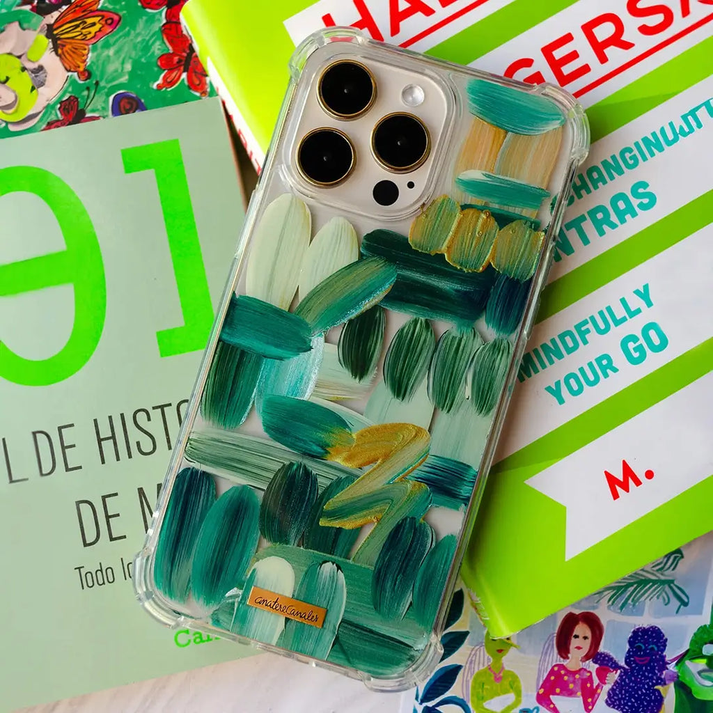 Funda para proteger iPhone, pintada a mano por Ana Tere Canales. Un diseño en tonos verdes con toques dorados.