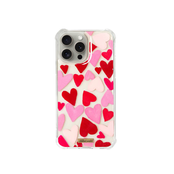 Funda para proteger iPhone, pintada a mano por Ana Tere Canales. Un diseño de corazones en rosas y rojos.