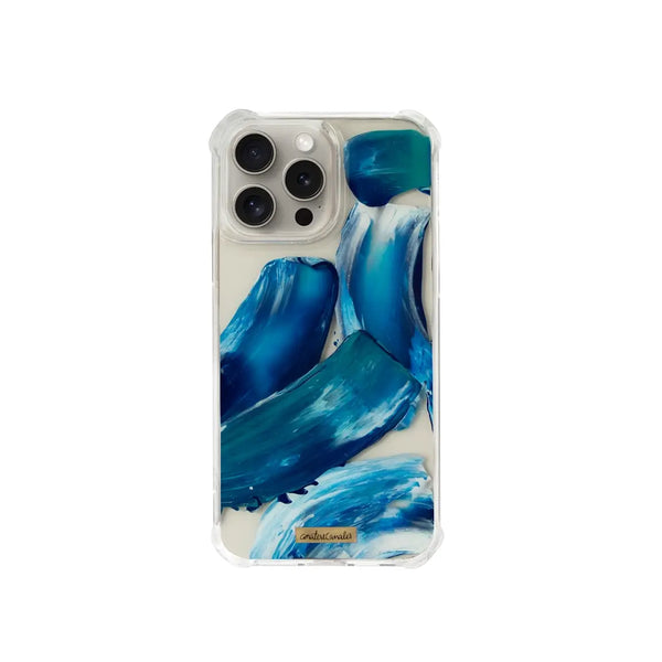 Funda para proteger iPhone, pintada a mano por Ana Tere Canales. Un diseño con trazos expresivos en azul profundo y verde marino. Esta pieza es ideal para quienes abrazan el arte en su forma más libre. Cada pincelada es única. Cada funda, irrepetible.