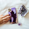 Funda para iPhone Amatista pintada a mano por Ana Tere Canales. Un diseño artístico inspirado en la piedra amatista en tonos morados y lilas.