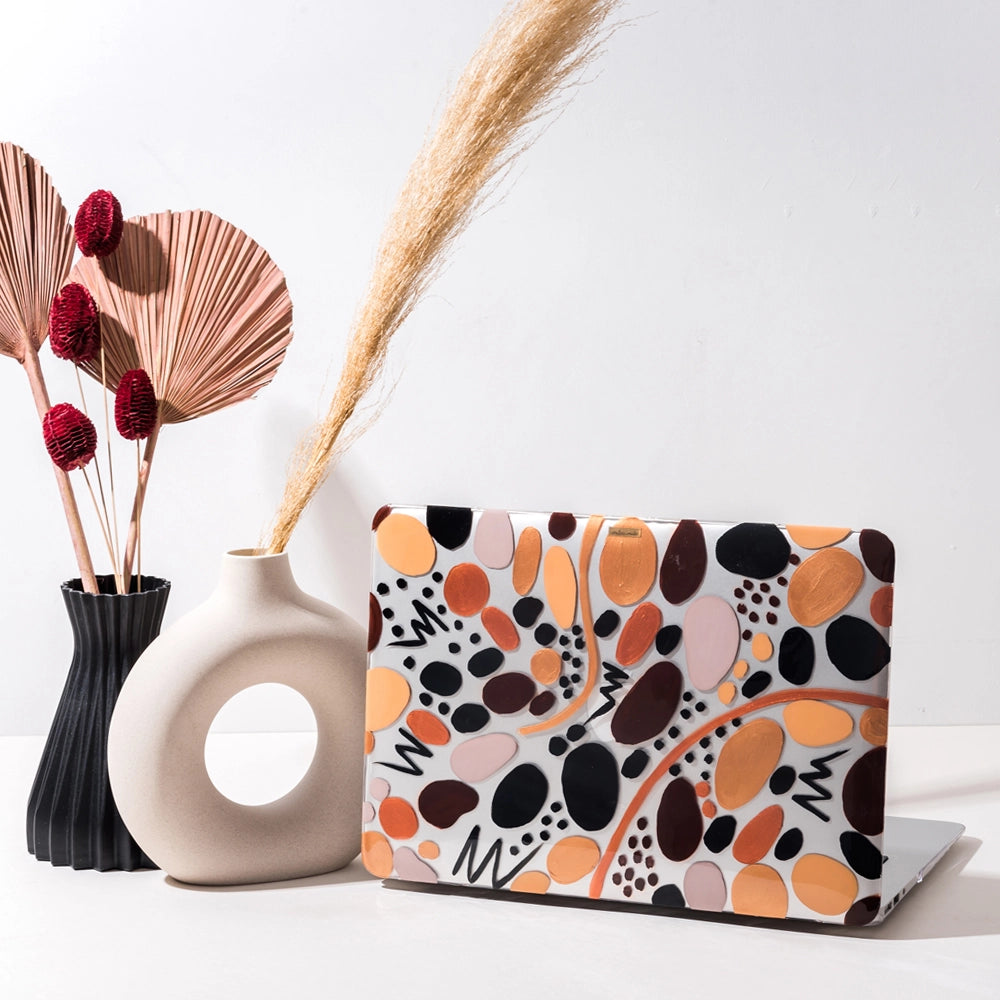 Funda para MacBook Apasionada pintada a mano por Ana Tere Canales. Un diseño artístico abstracto inspirado en la pasión y la creatividad.