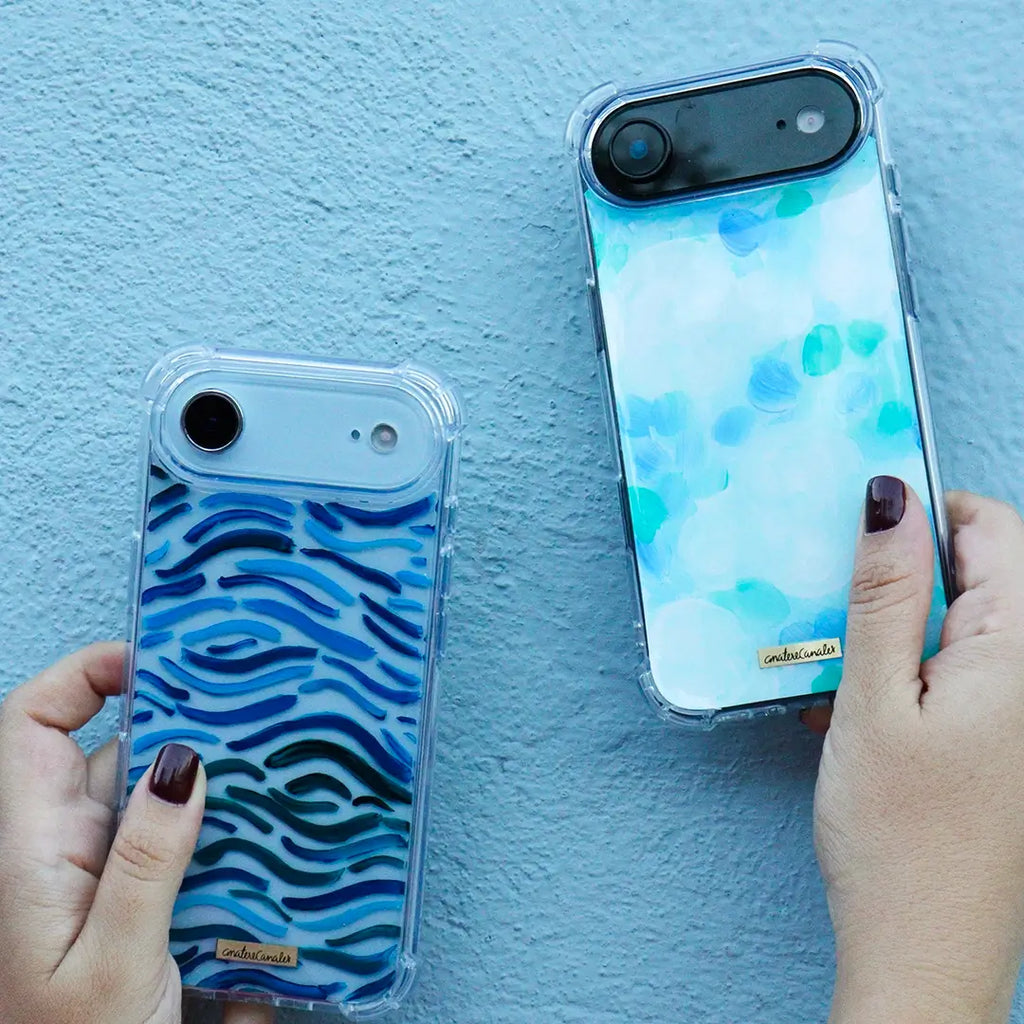 Funda para proteger iPhone, pintada a mano por Ana Tere Canales. Un diseño con líneas onduladas que evocan la danza eterna de las olas, ideal para quienes aman los detalles que invitan a soñar. Es arte portátil con alma marina.
