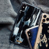 Black in Black Illusion para iPhone pintado por Ana Tere Canales con diseño artístico en tonos negros.