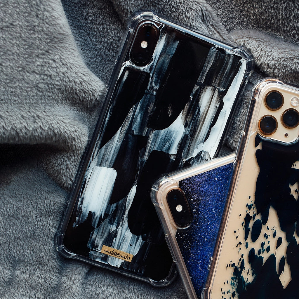Black in Black Illusion para iPhone pintado por Ana Tere Canales con diseño artístico en tonos negros.
