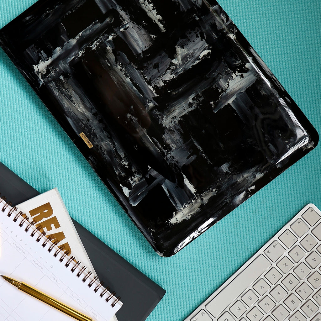 Funda para MacBook Blackout Illusion pintada a mano por Ana Tere Canales. Diseño abstracto en blanco y negro inspirado en ilusiones ópticas.