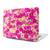 Funda para proteger MacBook, pintada a mano por Ana Tere Canales. Un diseño de flores rosadas elegante en tonos rosa suaves.