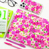 Fundas para proteger iPhone y MacBook, pintadas a mano por Ana Tere Canales. Un diseño de flores rosadas elegante en tonos rosa suaves.