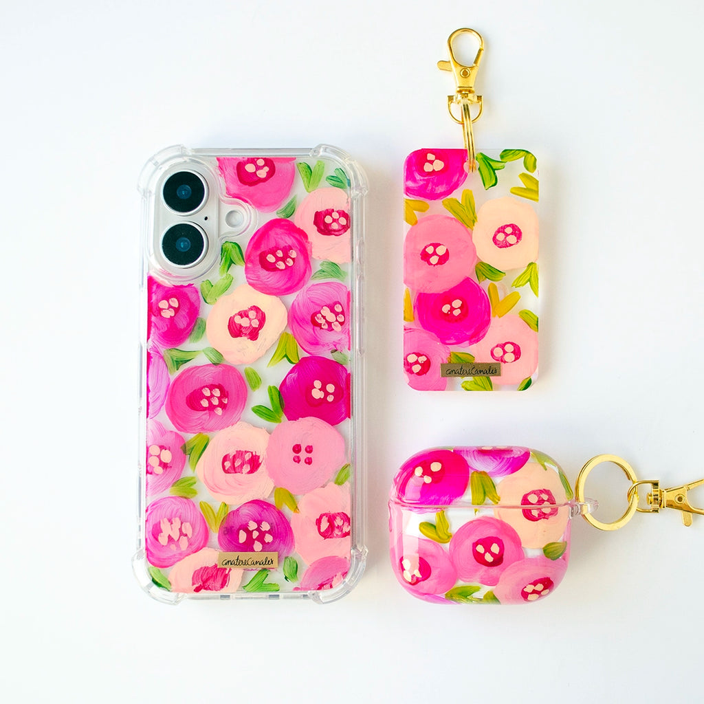 Llavero y fundas para proteger iPhone y AirPods, pintadas a mano por Ana Tere Canales. Un diseño de flores rosadas elegante en tonos rosa suaves.