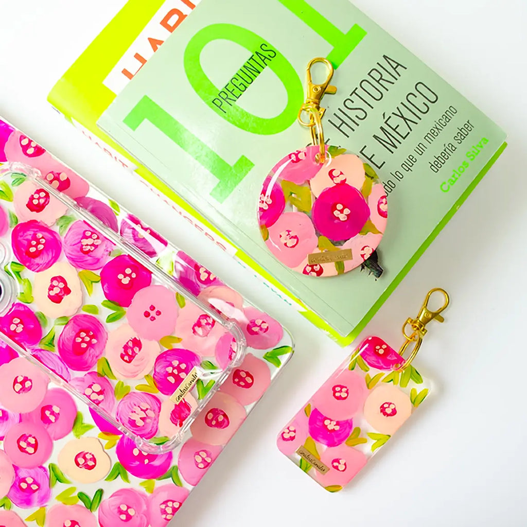 Llaveros y fundas para proteger iPhone y MacBook, pintadas a mano por Ana Tere Canales. Un diseño de flores rosadas elegante en tonos rosa suaves.