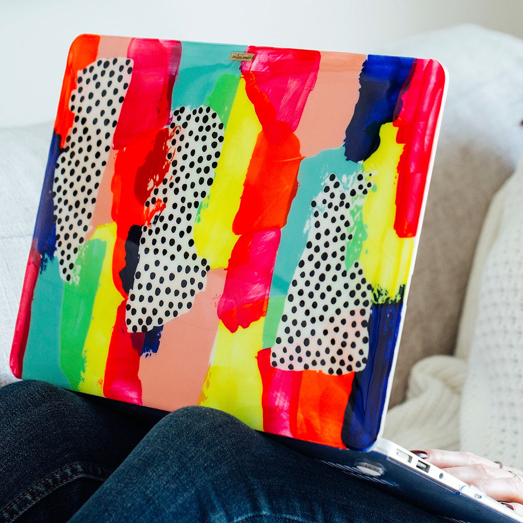 Funda para MacBook Brainstorm pintada a mano por Ana Tere Canales. Un diseño artístico abstracto inspirado en la creatividad y el flujo de ideas.