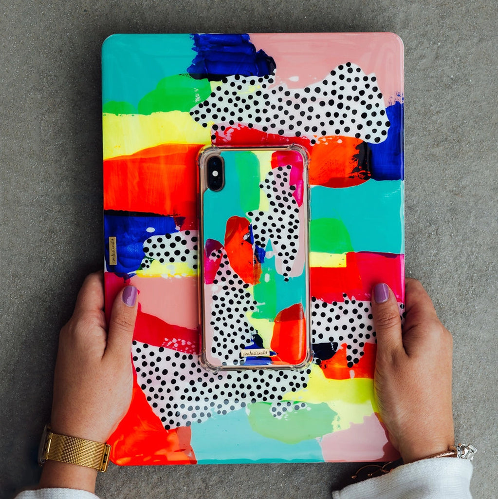 Funda para iPhone y MacBook Brainstorm pintadas a mano por Ana Tere Canales. Un diseño artístico abstracto inspirado en la creatividad y el flujo de ideas.