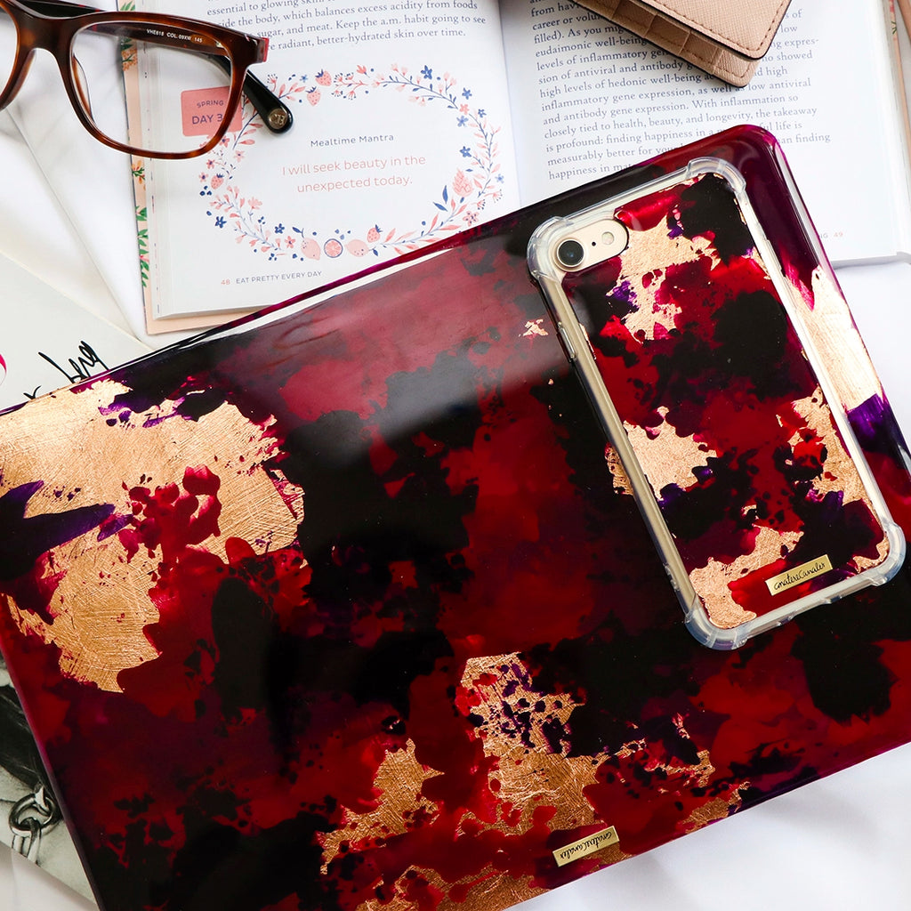 Funda para MacBook y iPhone Burgundy Rose Gold pintadas a mano por Ana Tere Canales. Un diseño artístico en tonos burgundy y rose gold.