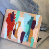 Funda para MacBook Chai pintada a mano por Ana Tere Canales. Un diseño artístico en tonos cálidos café, beige y crema.