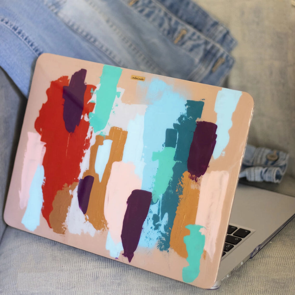 Funda para MacBook Chai pintada a mano por Ana Tere Canales. Un diseño artístico en tonos cálidos café, beige y crema.