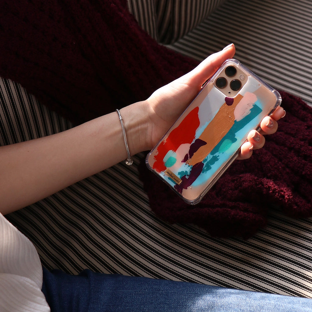 Funda para iPhone Chai pintada a mano por Ana Tere Canales. Un diseño artístico en tonos cálidos café, beige y crema.