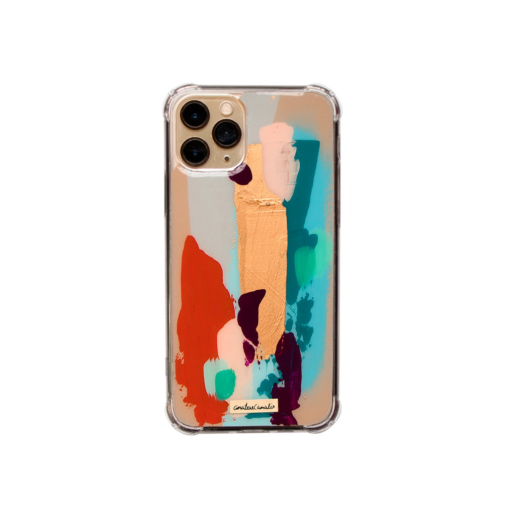 Funda para iPhone Chai pintada a mano por Ana Tere Canales. Un diseño artístico en tonos cálidos café, beige y crema.