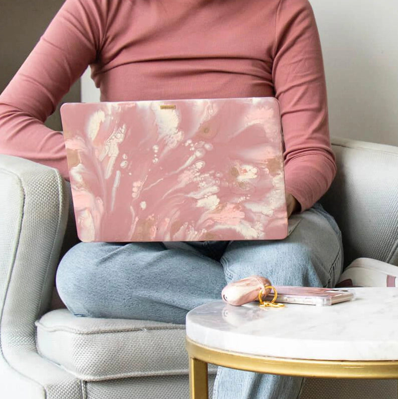 Fundas para iPhone, AirPods y MacBook pintadas a mano por Ana Tere Canales. Un diseño artístico efecto mármol en tonos beige y rosa suave.