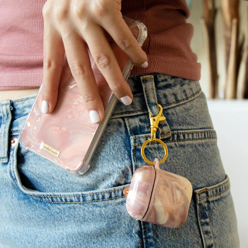 Fundas para iPhone y AirPods pintadas a mano por Ana Tere Canales. Un diseño artístico efecto mármol en tonos beige y rosa suave.
