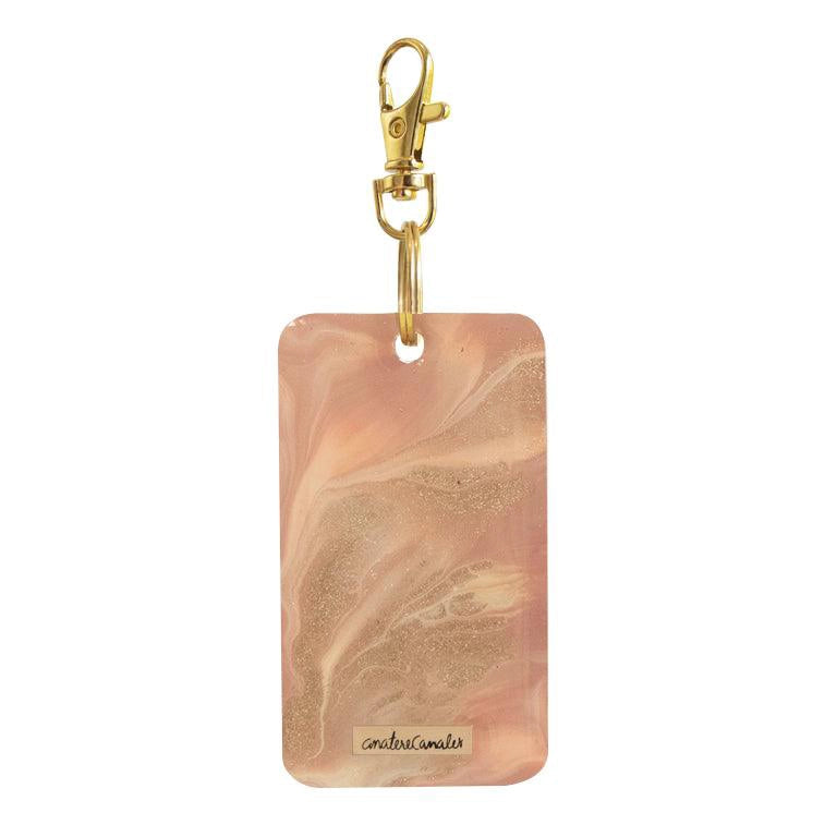 Llavero pintado a mano por Ana Tere Canales. Un diseño artístico efecto mármol en tonos beige y rosa suave.