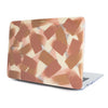 Funda para MacBook Cinnamon Signature Strokes pintada a mano. Diseño artístico en tonos cálidos inspirado en libertad, crecimiento, viajes y experiencias que dan forma a nuestra historia.