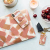 Fundas para MacBook y iPhone Cinnamon y llavero pintadas a mano. Diseño artístico en tonos cálidos inspirado en libertad, crecimiento, viajes y experiencias que dan forma a nuestra historia.