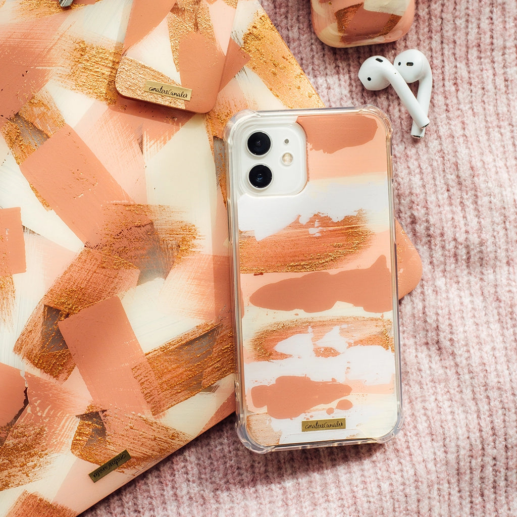 Fundas para iPhone y MacBook Cinnamon Swing pintadas a mano por Ana Tere Canales. Un diseño artístico de pinceladas abstractas en tonos cinnamon.