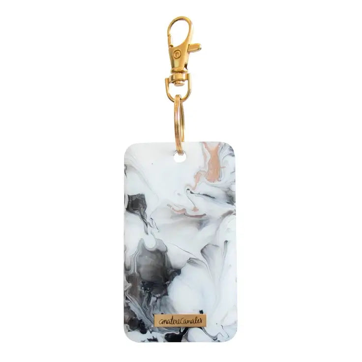 Llavero rectangular pintado a mano por Ana Tere Canales. Un diseño inspirado en la elegancia del mármol con colores blanco, negro y rose gold.