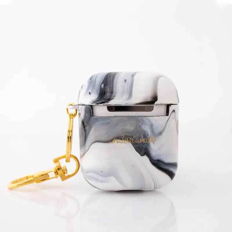 Funda para proteger AirPods, pintada a mano por Ana Tere Canales. Un diseño inspirado en la elegancia del mármol con colores blanco, negro y rose gold.