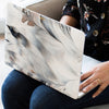 Funda para MacBook, pintada a mano por Ana Tere Canales. Un diseño inspirado en la elegancia del mármol con colores blanco, negro y rose gold.