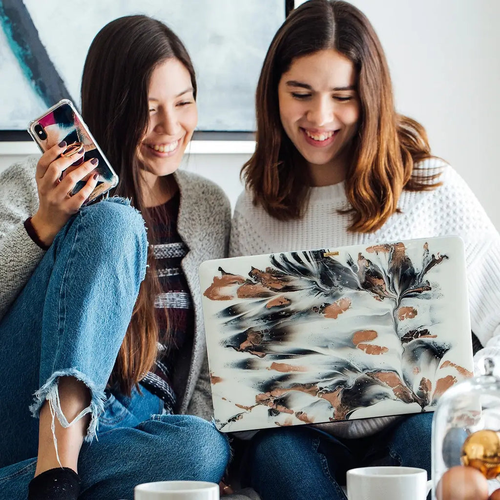 Funda para MacBook, pintada a mano por Ana Tere Canales. Un diseño inspirado en la elegancia del mármol con colores blanco, negro y rose gold.