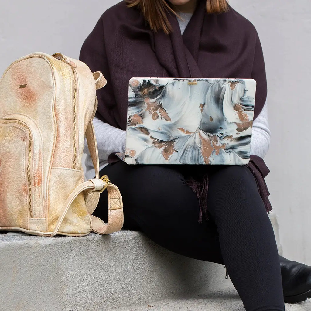 Funda para MacBook, pintada a mano por Ana Tere Canales. Un diseño inspirado en la elegancia del mármol con colores blanco, negro y rose gold.