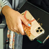 Funda para iPhone Conexión pintada a mano por Ana Tere Canales. Un diseño artístico abstracto que simboliza la unión y las conexiones humanas.