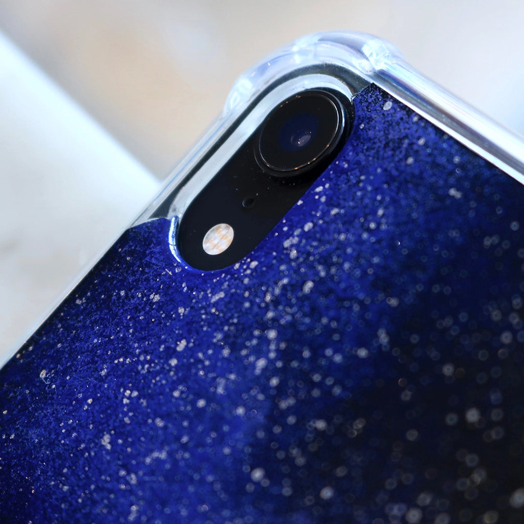 Funda para iPhone Cosmic Reaction pintada a mano por Ana Tere Canales. Un diseño artístico inspirado en galaxias, nebulosas y el universo en tonos vibrantes.