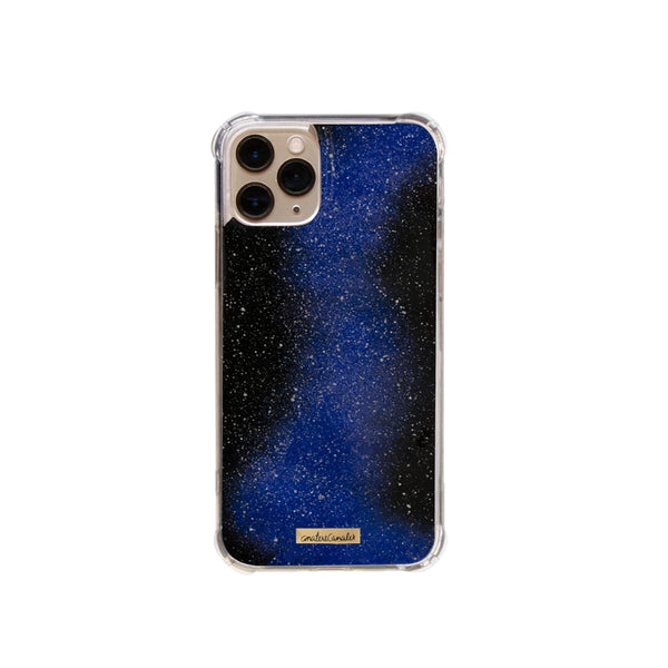 Funda para iPhone Cosmic Reaction pintada a mano por Ana Tere Canales. Un diseño artístico inspirado en galaxias, nebulosas y el universo en tonos vibrantes.