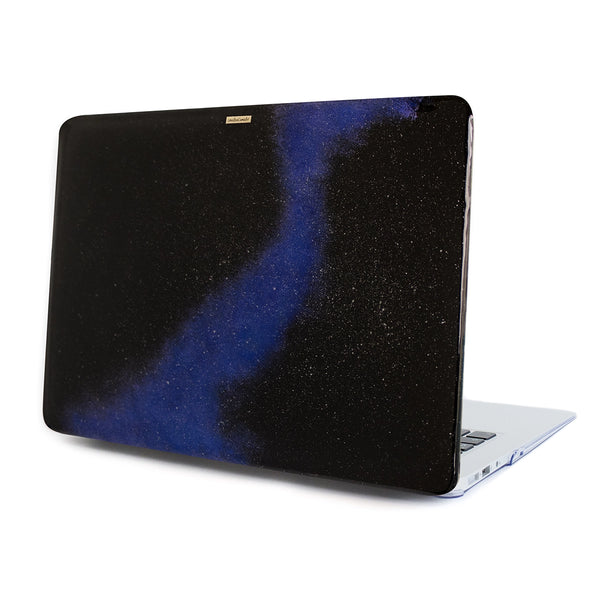 Funda para MacBook Cosmic Reaction pintada a mano por Ana Tere Canales. Un diseño artístico inspirado en galaxias, nebulosas y el universo en tonos vibrantes.