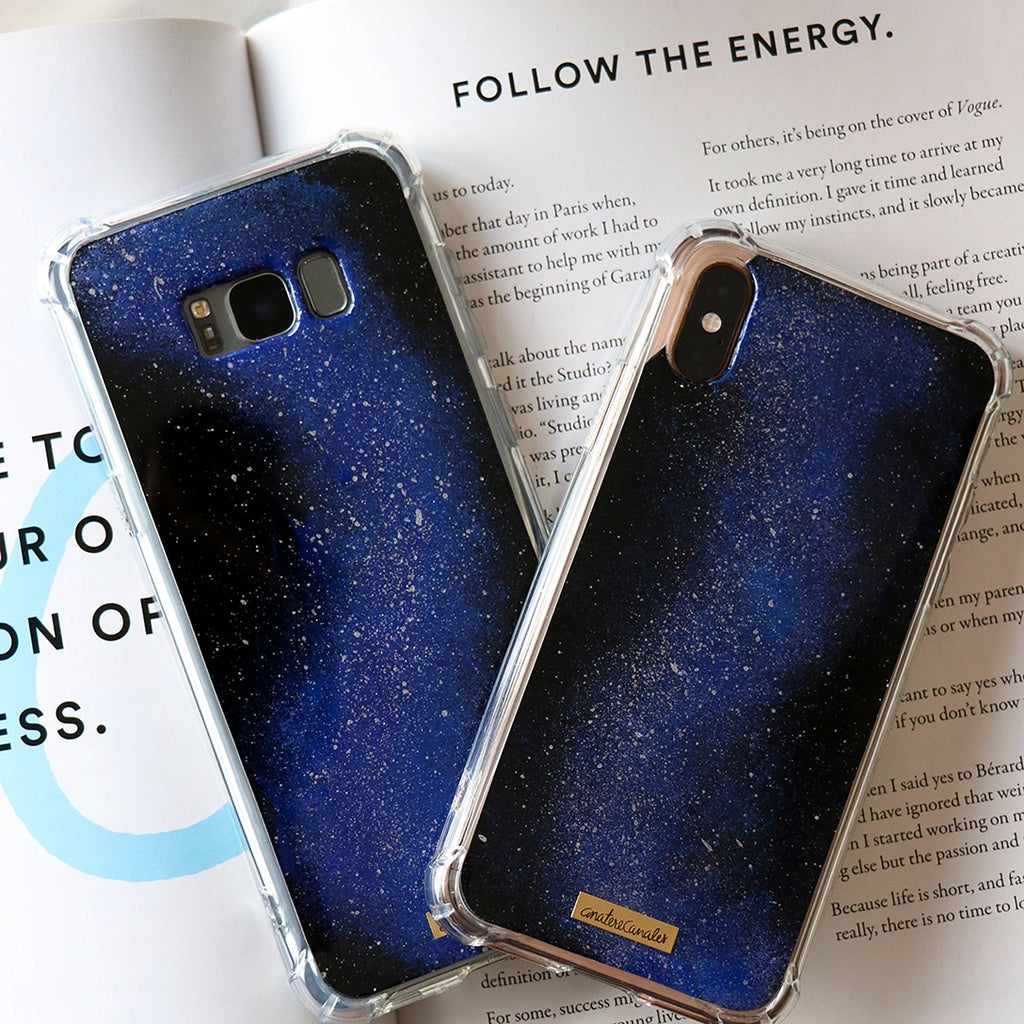Fundas para iPhone y Samsung Cosmic Reaction pintada a mano por Ana Tere Canales. Un diseño artístico inspirado en galaxias, nebulosas y el universo en tonos vibrantes.