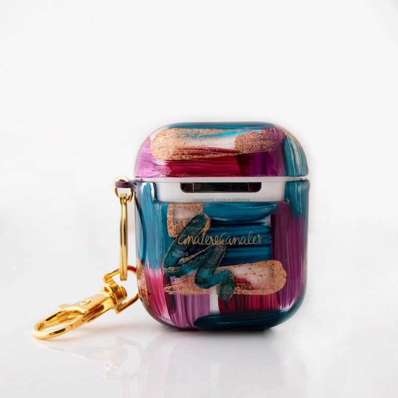 Funda artística pintada a mano para AirPods con diseño de tejido crochet en tonos acogedores.