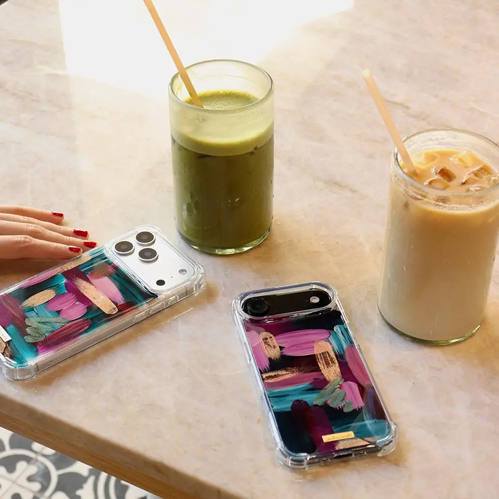 Funda para proteger iPhone, pintada a mano por Ana Tere Canales. Un diseño con tonalidades rosas, azules, vino y rose gold.