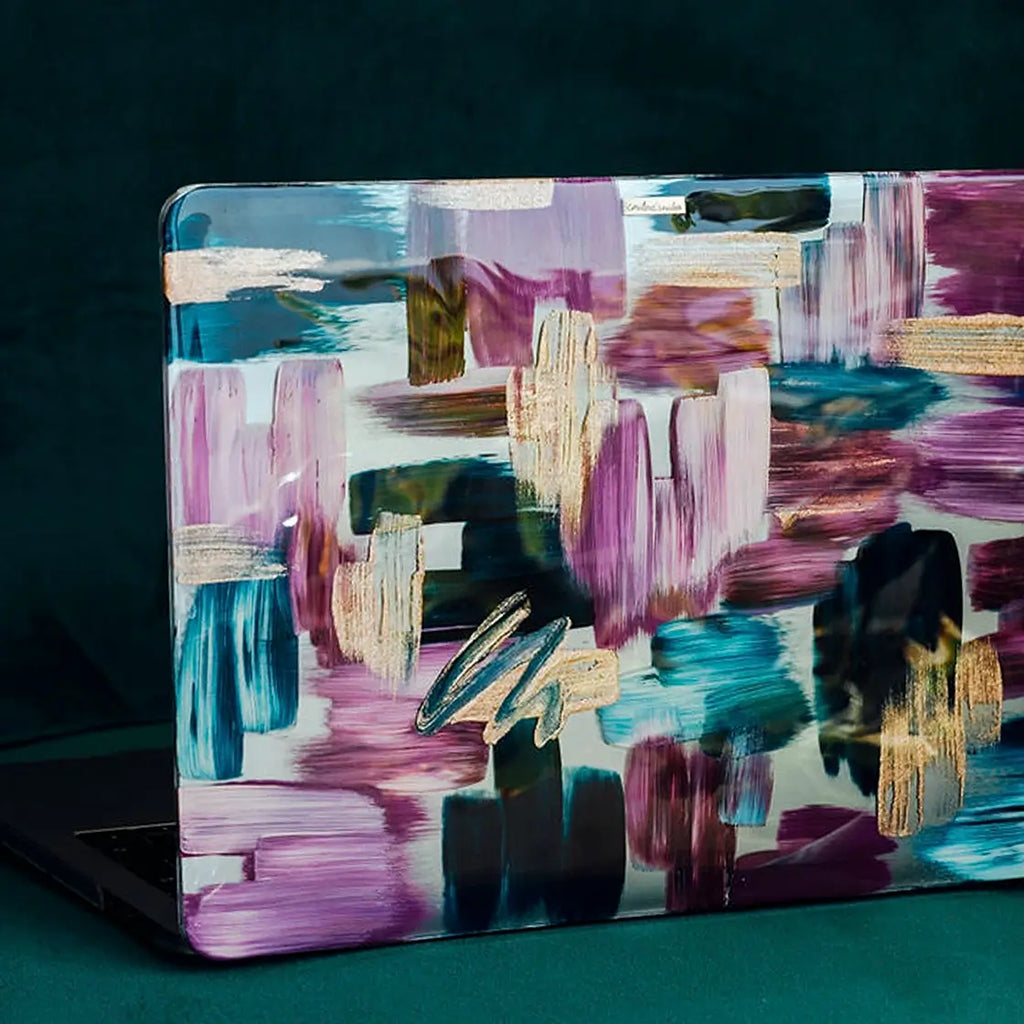 Funda artística pintada a mano para MacBook con diseño de tejido crochet en tonos acogedores.