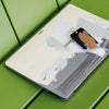 Funda para MacBook Cuarzo y llavero pintados a mano por Ana Tere Canales. Diseños artísticos inspirado en la piedra cuarzo en tonos claros y elegantes.