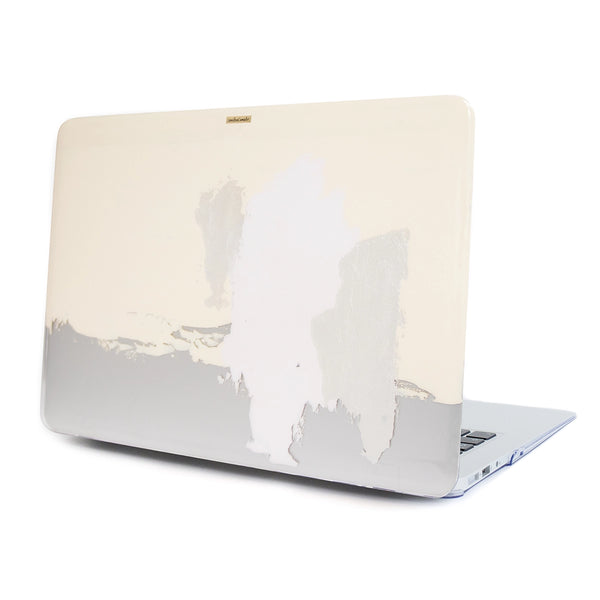 Funda para MacBook Cuarzo pintada a mano por Ana Tere Canales. Un diseño artístico inspirado en la piedra cuarzo en tonos claros y elegantes.